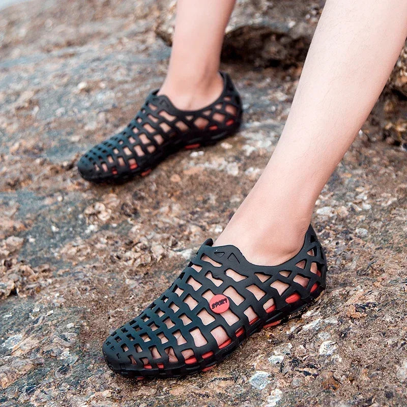 Chaussures d'eau d'été pour hommes, sandales de plage respirantes, chaussures d'eau en amont, pantoufles creuses à séchage rapide pour femmes
